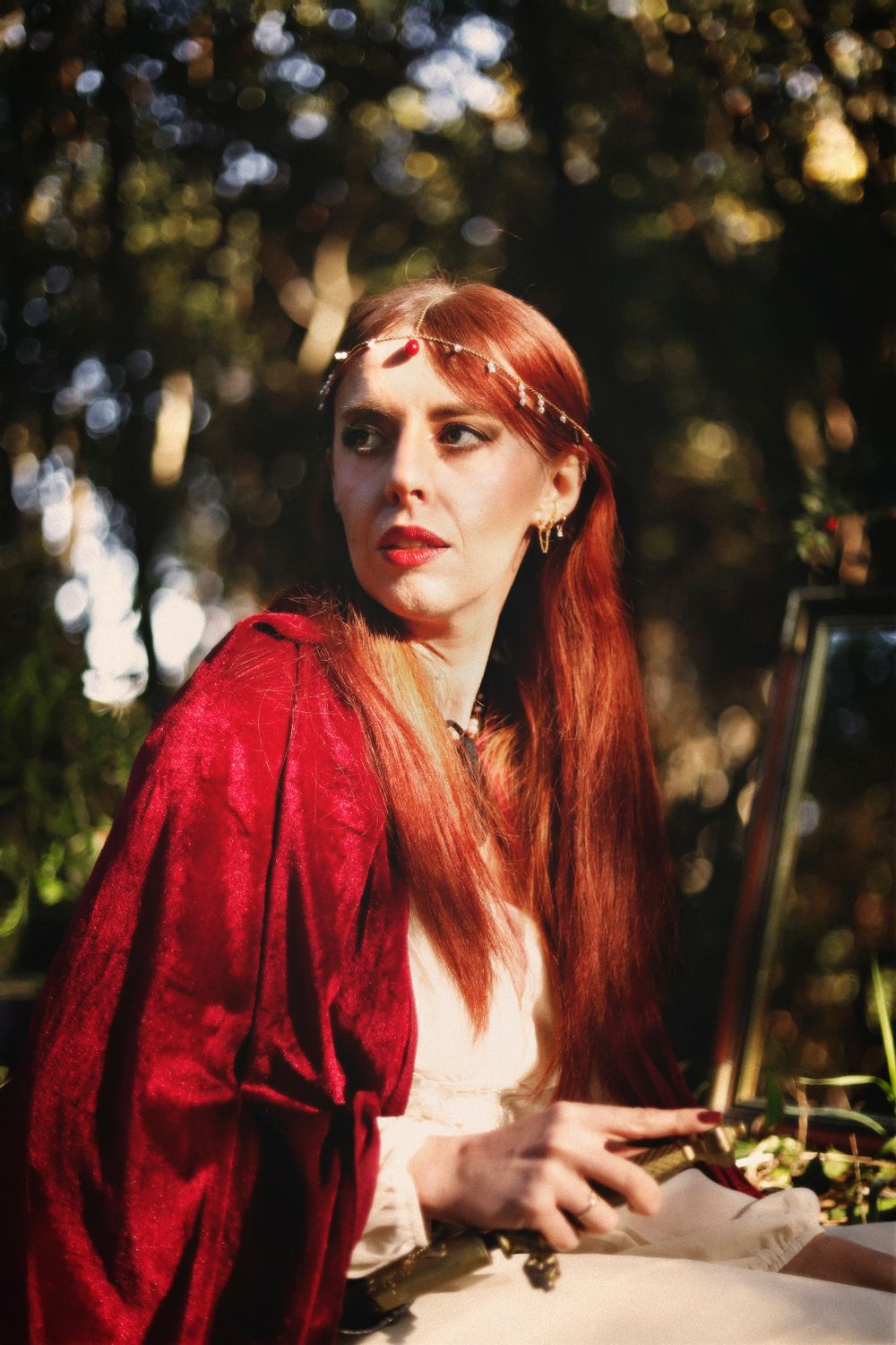 Séance photo par Chaemi Studio, photographe portrait à Montpellier. Shooting créatif de princesse et guerrière autour d'un château.