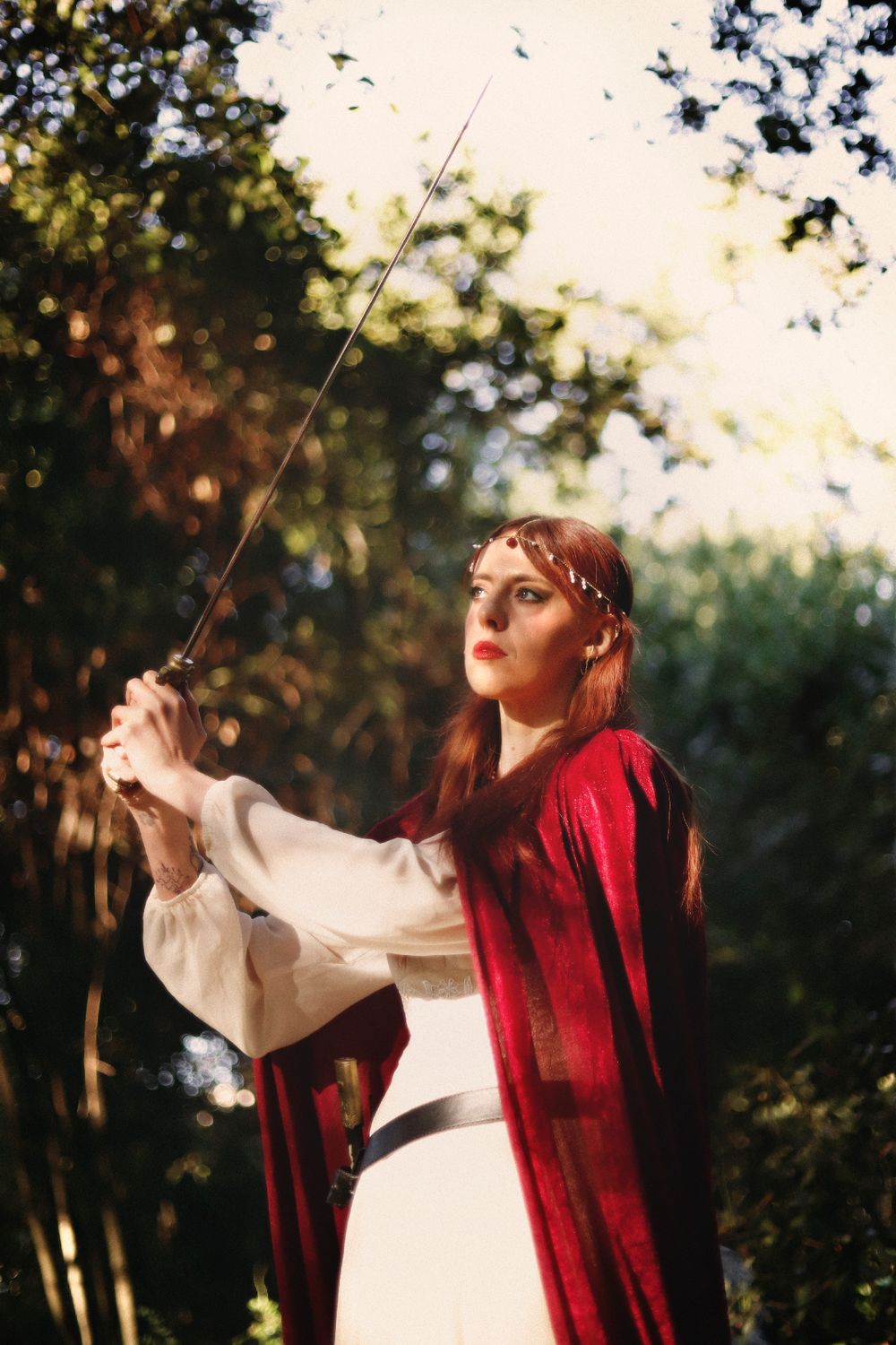 Séance photo par Chaemi Studio, photographe portrait à Montpellier. Shooting créatif de princesse et guerrière autour d'un château.