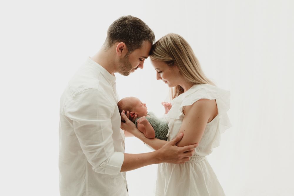 Autentické newborn fotenie a prirodzené emócie v Bratislave. 10 rokov praxe v newborn fotografii, Domi Bobák zachytenie šťastia s rodičmi.