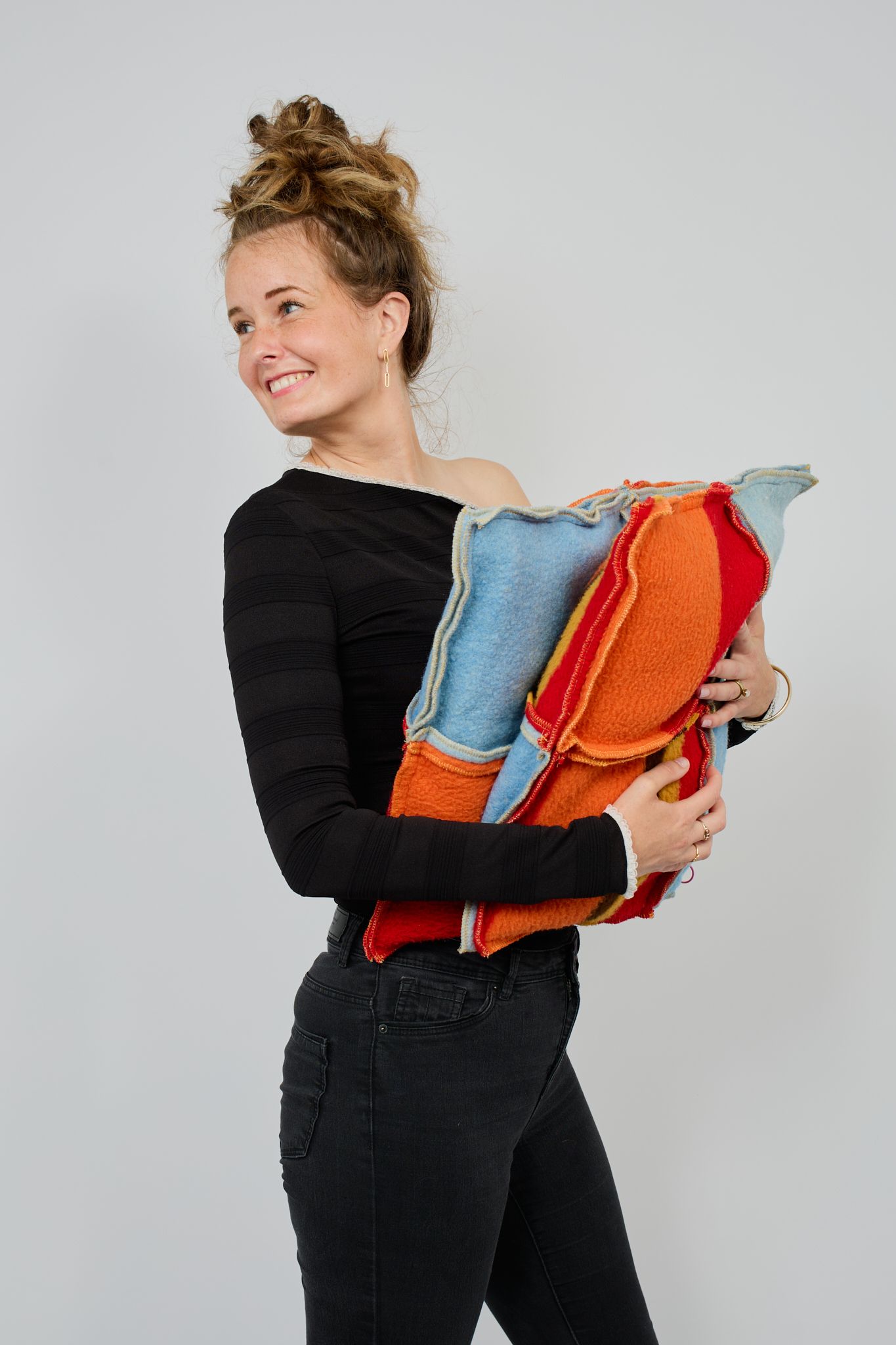 Branding fotoshoot studio By Sas Fotografie in kleur. Vrouw met kussens voor haar duurzame kleding.