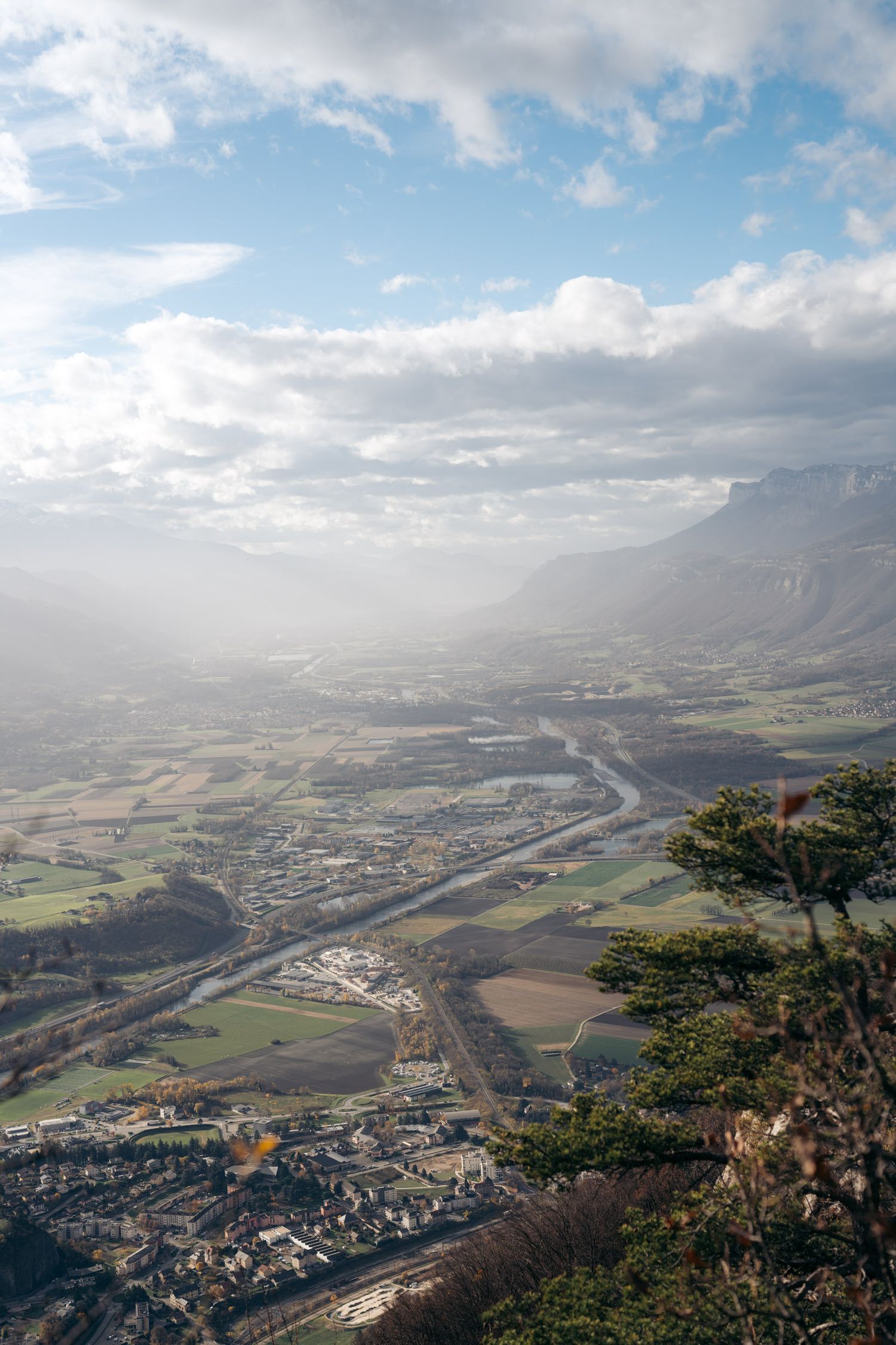 vue sur la vallée du grésivaudan depuis le rocher de manettaz au-dessus de chambéry
