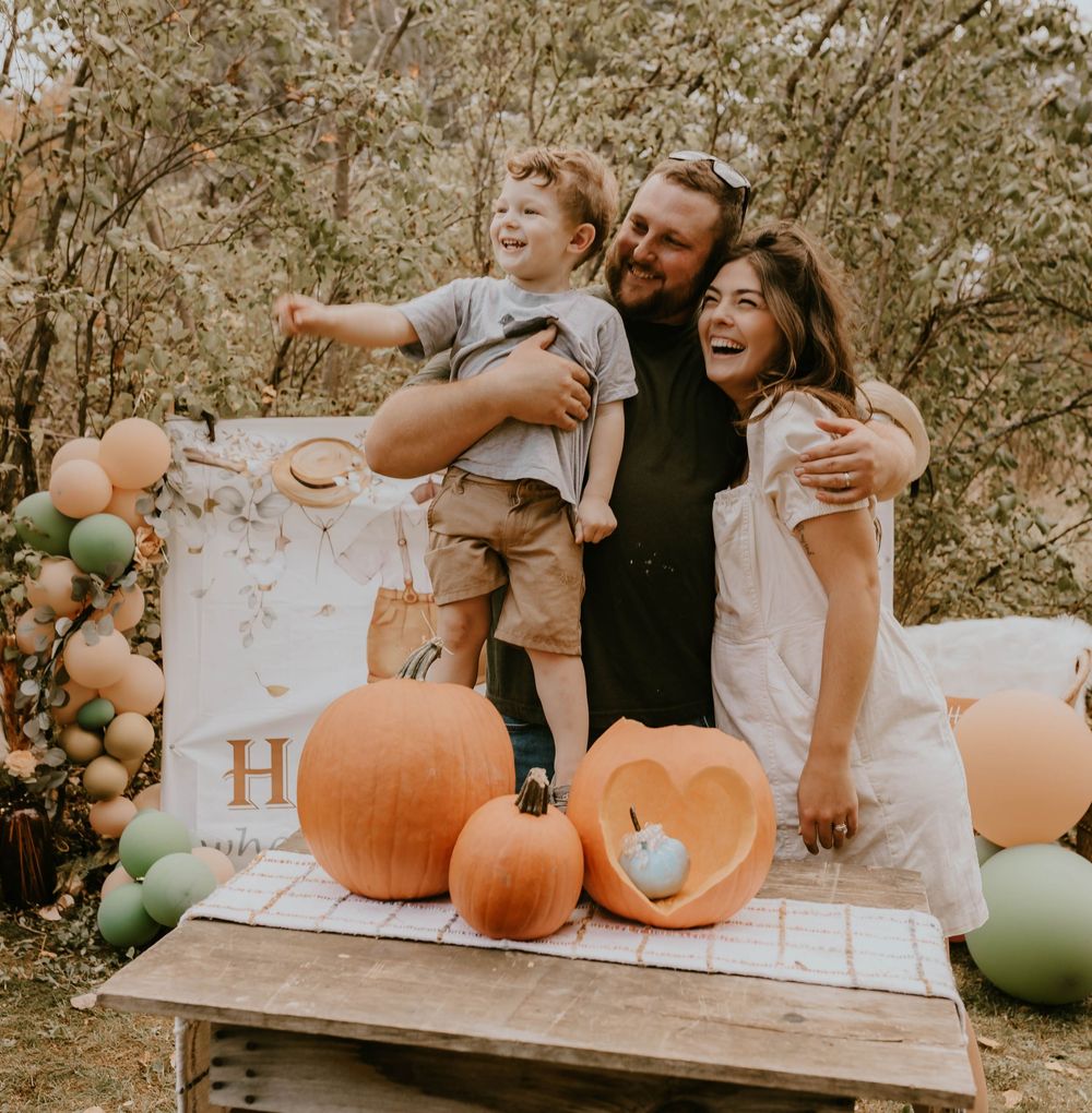 "We are expecting," announcement photoshoot.