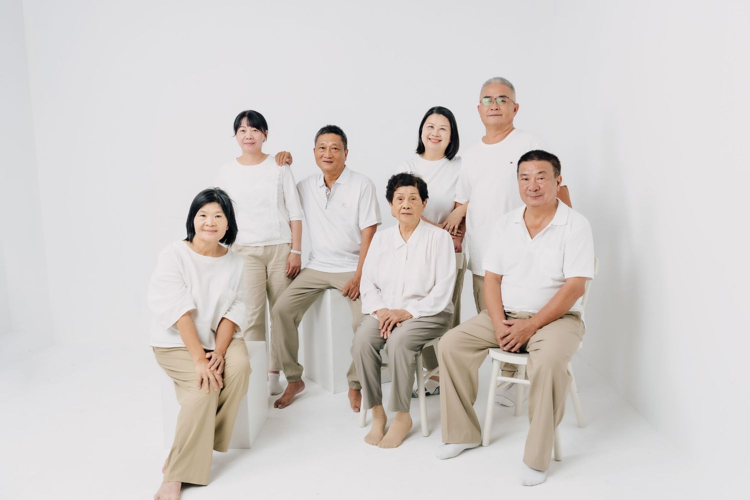 當家庭成員多到將近三十人,
拍照這件事,早就不只是站好、看鏡頭這麼簡單。這次的大家族家庭寫真,橫跨四代,大家族家庭寫真,透過完整大家族合照與分組拍攝,記錄一家人齊聚的珍貴時刻。從長輩到孩子,自然互動與情感連結被完整保存,讓家族的凝聚力在影像中長久留存。