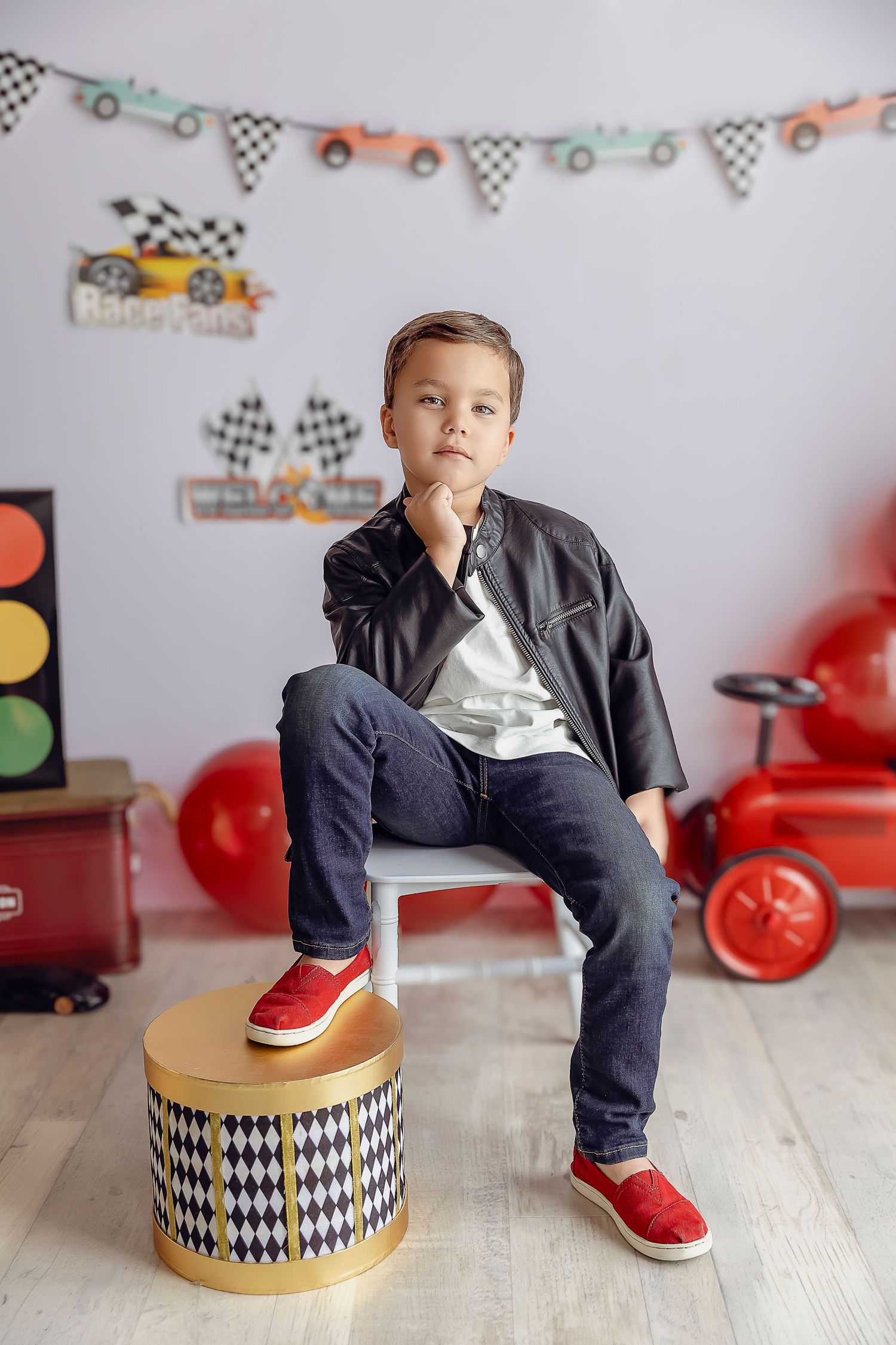 Al estilo de carros de carrera nino de 5 anos se toma fotografias profesionales