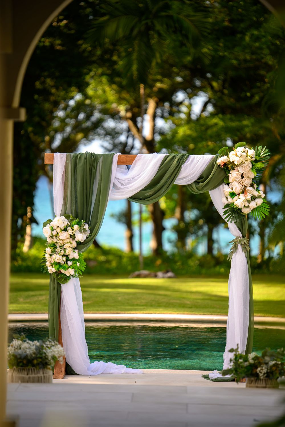 Caribbean wedding decoration in Puerto Plata—natural textures, refined styling, and tropical elegance