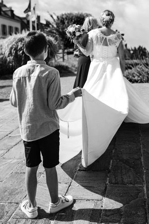 photo de mariage yvelines petit garçon trainant la robe de la mariée