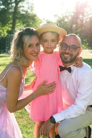 Photo de famille pendant un cocktail de mariage yvelines manoir des foulons rosay