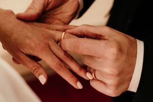 Photo moment de la remise des alliances yvelines mariage