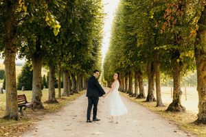 photo d'un couple qui pose dans l'allée du parc du chateau de plaisir yvelines