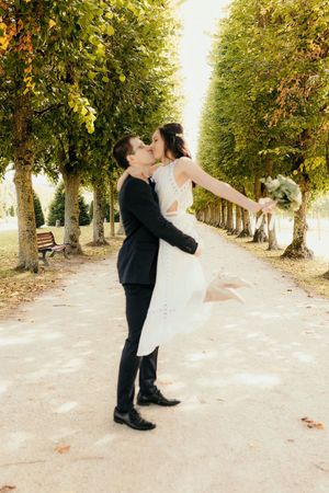 photo de couple mariage fun bouquet le marié porte la mariée yvelines