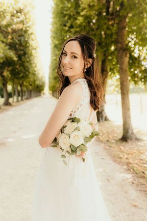 la mariée pose dans le parc du chateau de plaisir yvelines