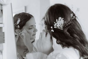 mariée qui se prépare avant la cérémonie du mariage yvelines