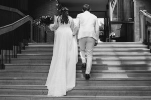 couple qui se dirige dans la mairie pour leur cérémonie de mariage dans les yvelines villepreux