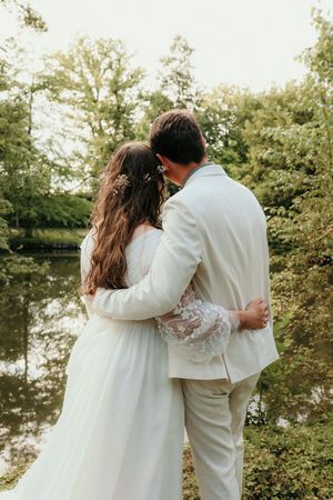 photo de couple mariés devant un étang yvelines