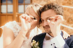 Photo fun de couple mariage alliances yvelines
