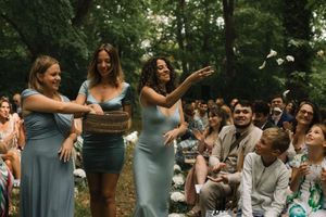 les demoiselles d'honneur lancent des pétales de fleurs blanches pour la cérémonie laïque mariage yvelines ile-de-france