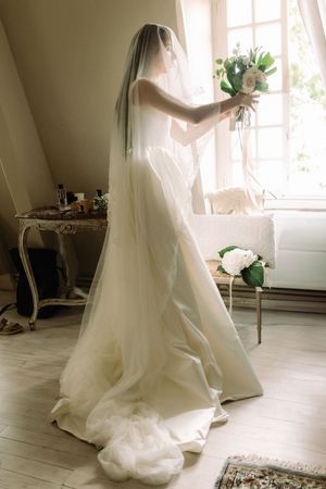 mariée dans un chateau en train de se préparer