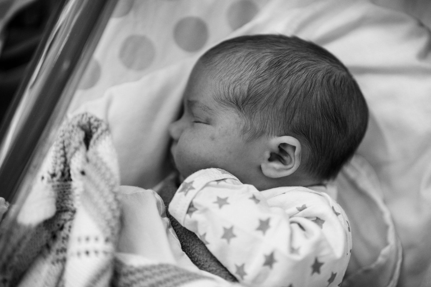 Foceni miminek v porodnici Pardubice, Hradec Králové, Praze a Chrudimi. Profi fotografka Sarka Duchacova. Newborn focení, Fresh 48. Newborn