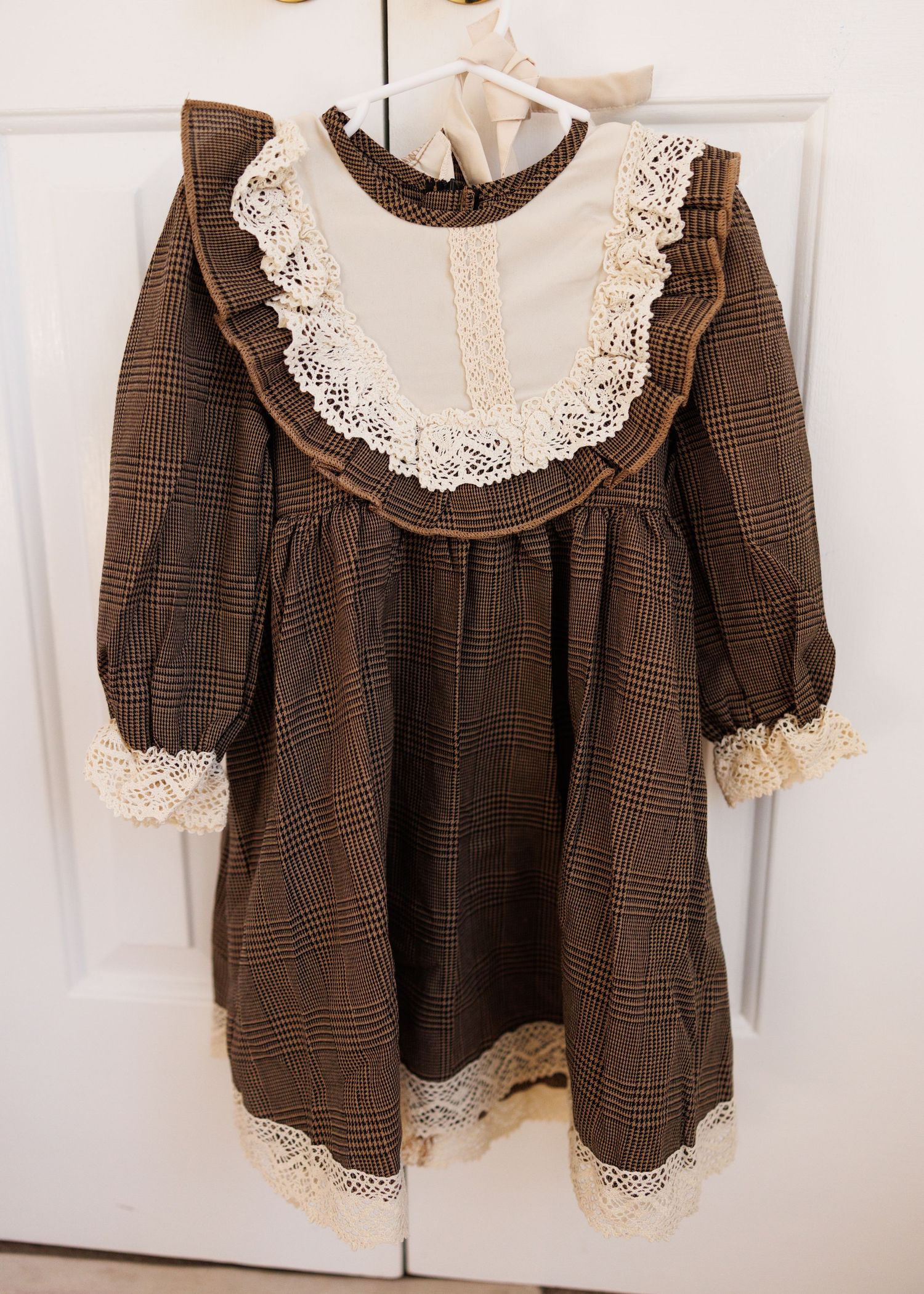 Vintage denim dress with large collar and elastic cuffs features a loose-fitting smock style design.