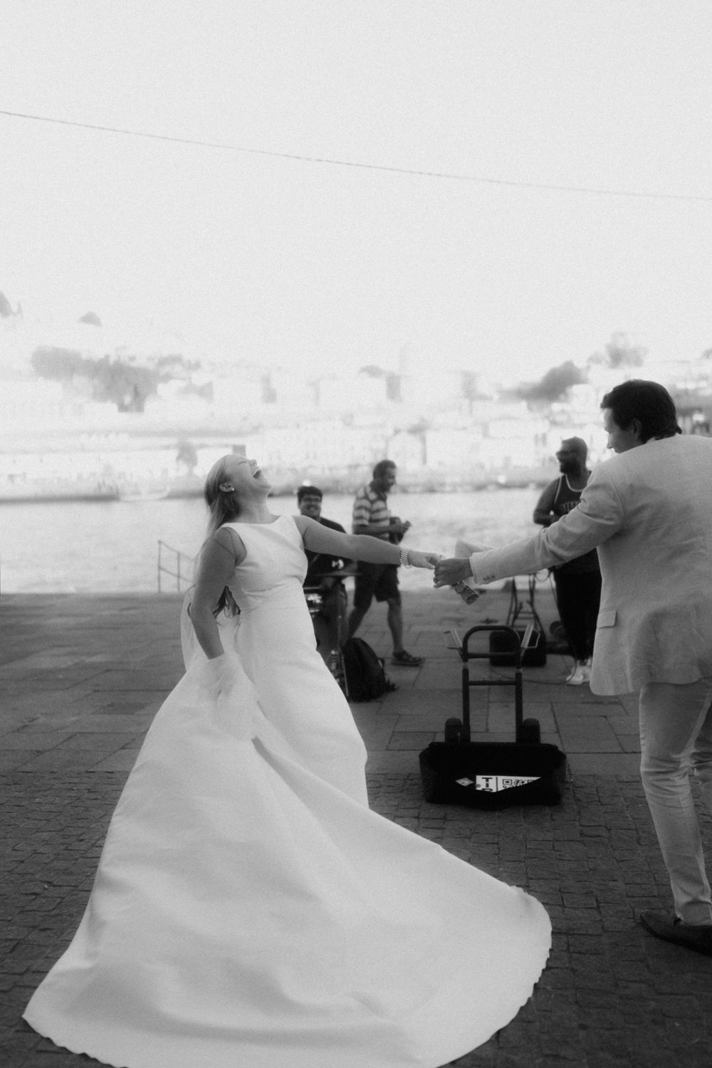 porto elopement photographer documentary intimate wedding spontaneous dance moment porto portugal