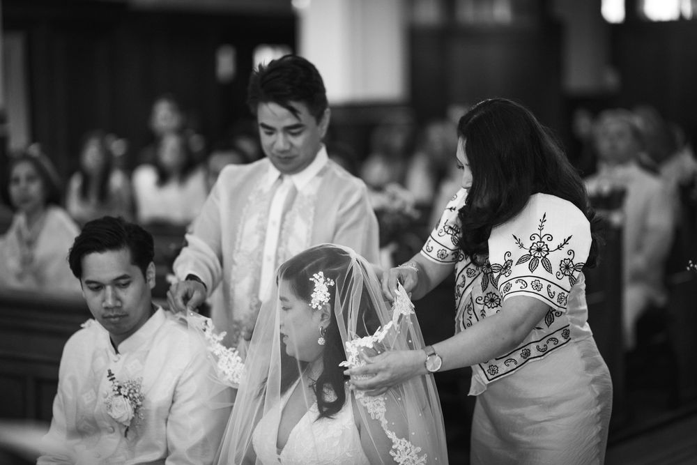Brautpaar während der kirchlichen Hochzeit in Hamburg