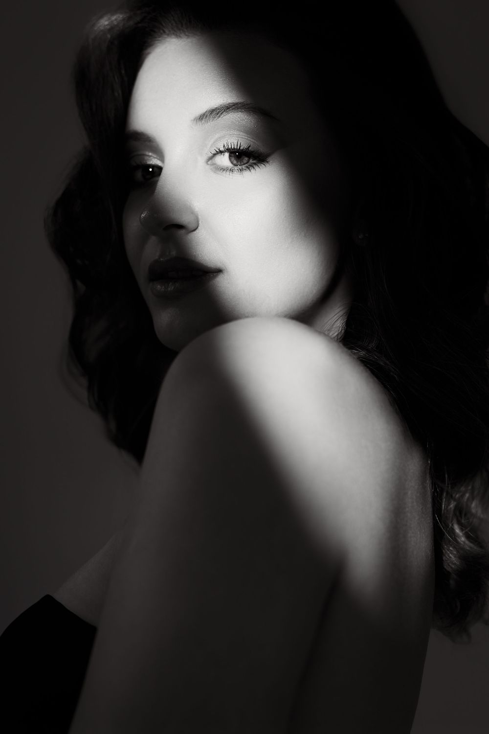 dramatic noir noi portré foto
muveszi noi portré fotozas
studio noi portre hangulatfoto