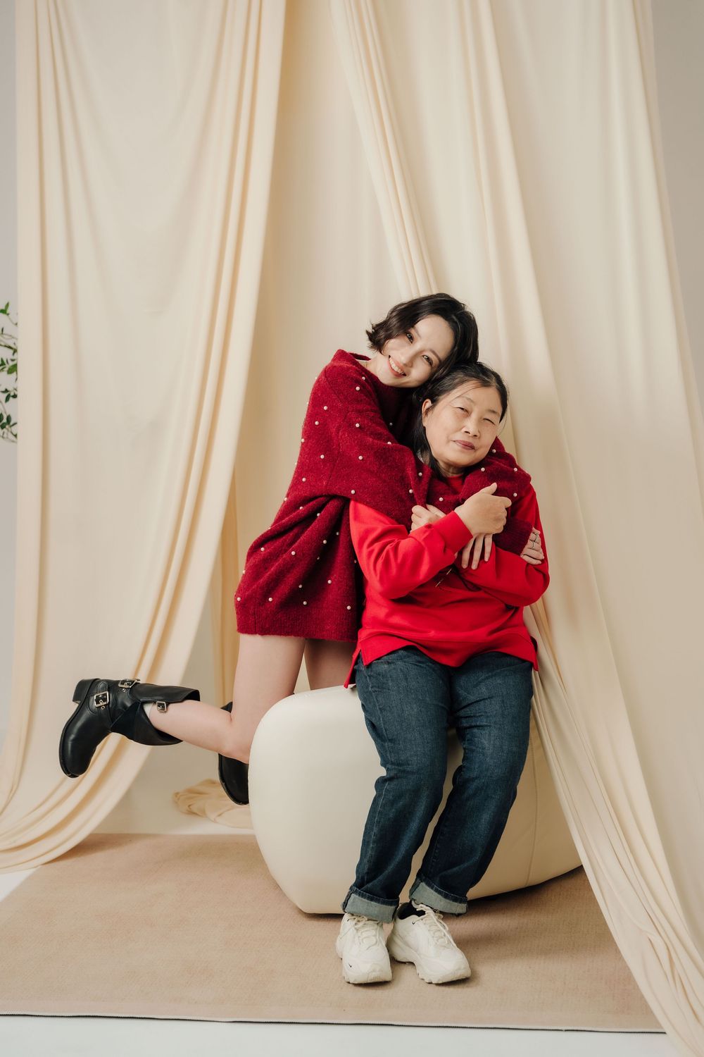 屏東照相館全家福拍照推薦，渴望影像在屏東擁有專業攝影棚與攝影師，非常適合南部家庭棚拍需求，一次完成節慶全家福照與個人寫真拍攝，新生兒寫真、抓周寫真、個人照、形象照等服務，南部地區，屏東、高雄、台南皆可預約攝影棚，打造一份溫暖自然又具美式風格的家庭寫真影像，留下專屬於你的珍貴回憶。