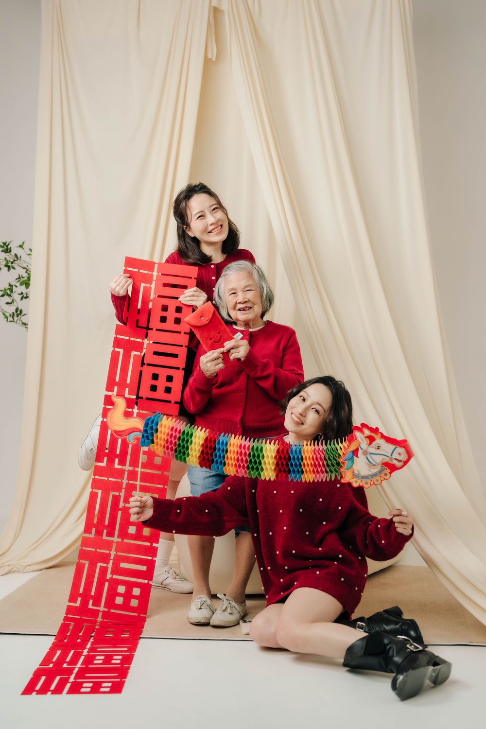 屏東照相館全家福拍照推薦，渴望影像在屏東擁有專業攝影棚與攝影師，非常適合南部家庭棚拍需求，一次完成節慶全家福照與個人寫真拍攝，新生兒寫真、抓周寫真、個人照、形象照等服務，南部地區，屏東、高雄、台南皆可預約攝影棚，打造一份溫暖自然又具美式風格的家庭寫真影像，留下專屬於你的珍貴回憶。
