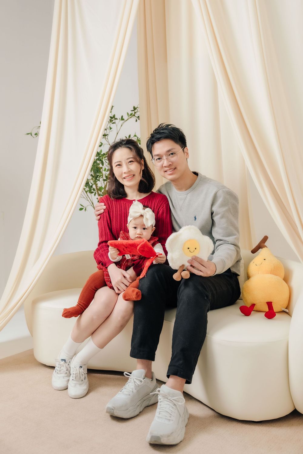 屏東照相館全家福拍照推薦，渴望影像在屏東擁有專業攝影棚與攝影師，非常適合南部家庭棚拍需求，一次完成節慶全家福照與個人寫真拍攝，新生兒寫真、抓周寫真、個人照、形象照等服務，南部地區，屏東、高雄、台南皆可預約攝影棚，打造一份溫暖自然又具美式風格的家庭寫真影像，留下專屬於你的珍貴回憶。