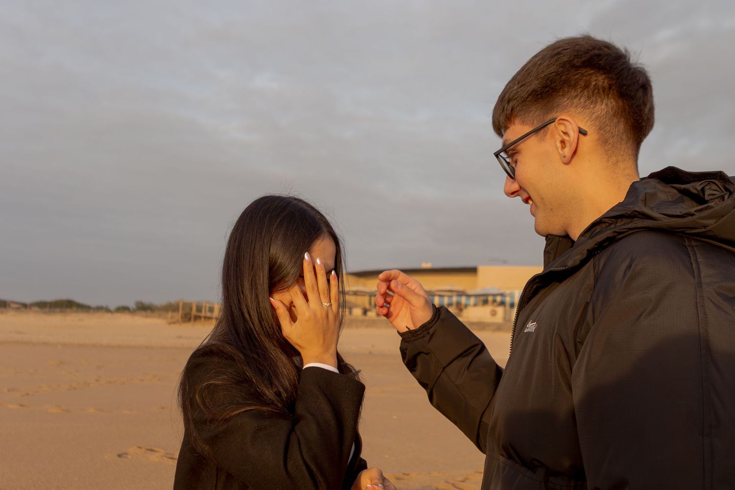 Ensaio fotografico de pedido de casamento; fotos de pedido de casamento; sessão fotográfica de casa; fotografia de casais; VNGaia.