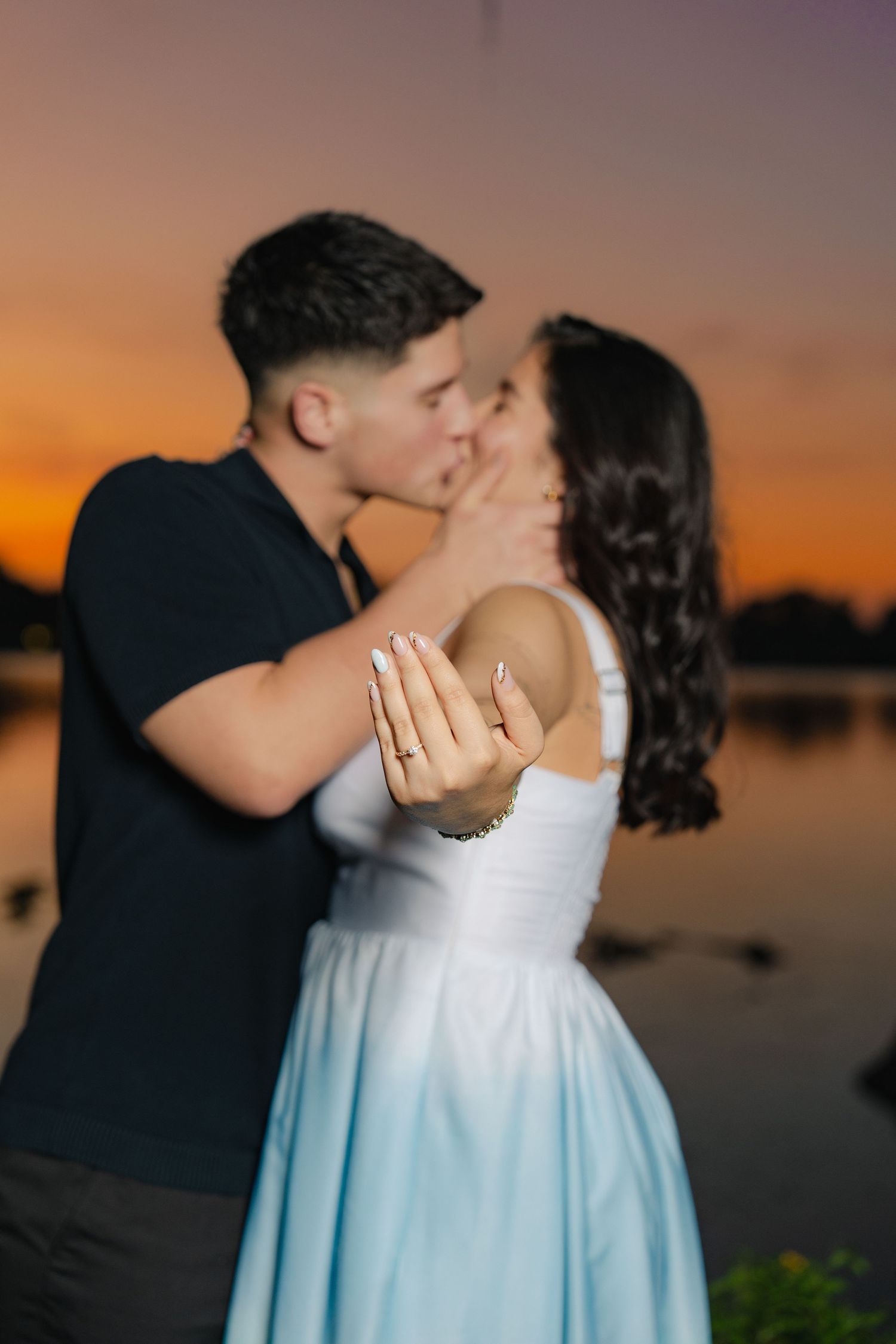Fotografía de compromiso con los novios en parque. 
Engagement photos in the park
© Photography by Iela LLC