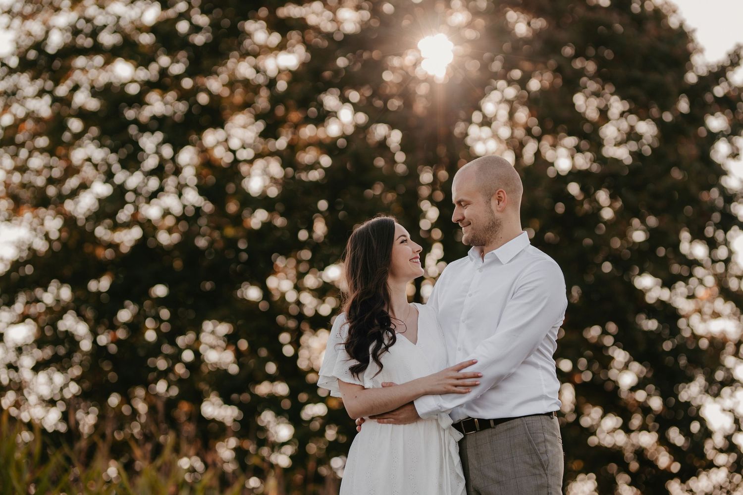 Lifestylová párová fotografia pod košatým stromom, intímne momenty a úprimné pohľady, profesionálne fotenie v exteriéri.