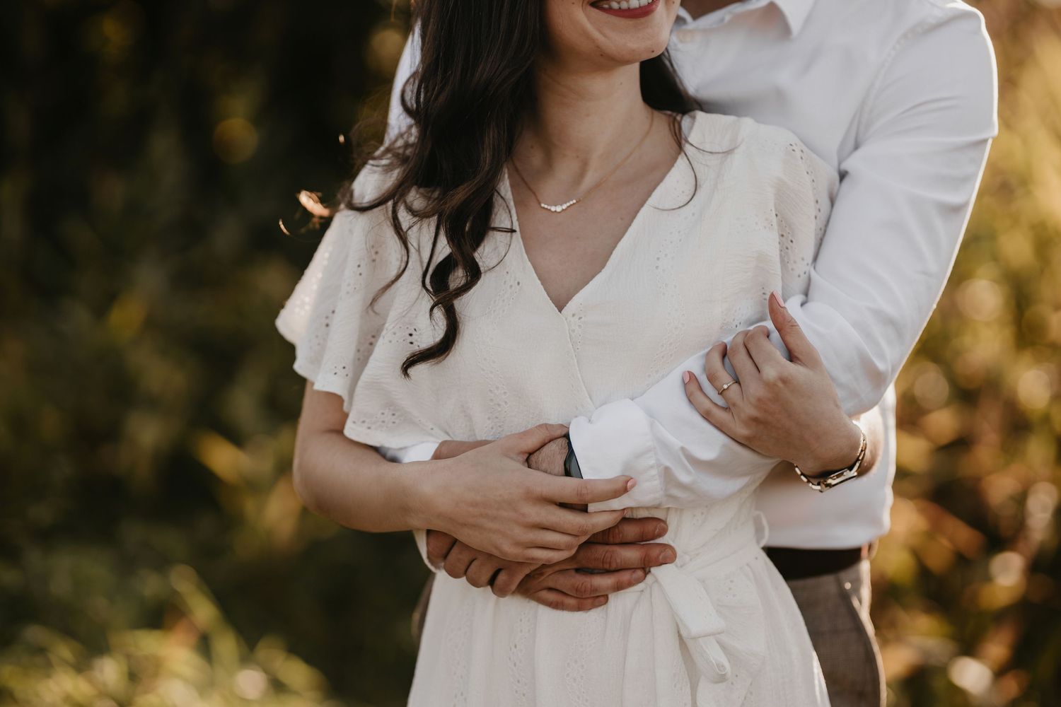 Nežný detailný záber na objatie páru v prírode, emócie a blízkosť zachytené počas romantického fotenia, svadobná fotografka Rajecké Teplice.
