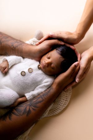Dallas newborn photographer that provides a luxury in-home client experience.