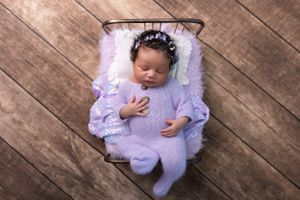 Dallas newborn photographer that provides a luxury in-home client experience.
