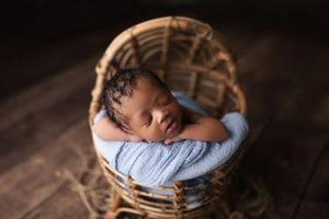 Dallas newborn photographer that provides a luxury in-home client experience.