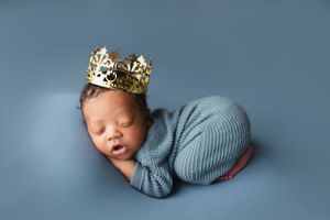 Dallas newborn photographer that provides a luxury in-home client experience.