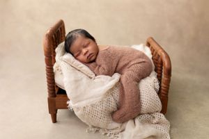 Dallas newborn photographer that provides a luxury in-home client experience.