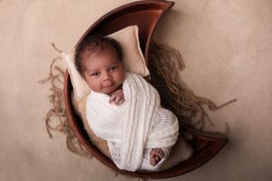 Dallas newborn photographer that provides a luxury in-home client experience.