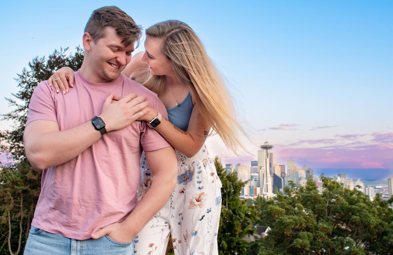 Joyful couple session with Seattle skyline views—book a dreamy sunset shoot with your partner in the PNW Kerry Park with Space Needle.
