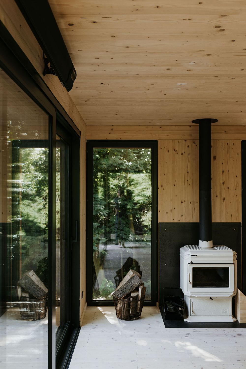 Cozy cabin in the woods. 
Przytulny domek z kominkiem w środku lasu.