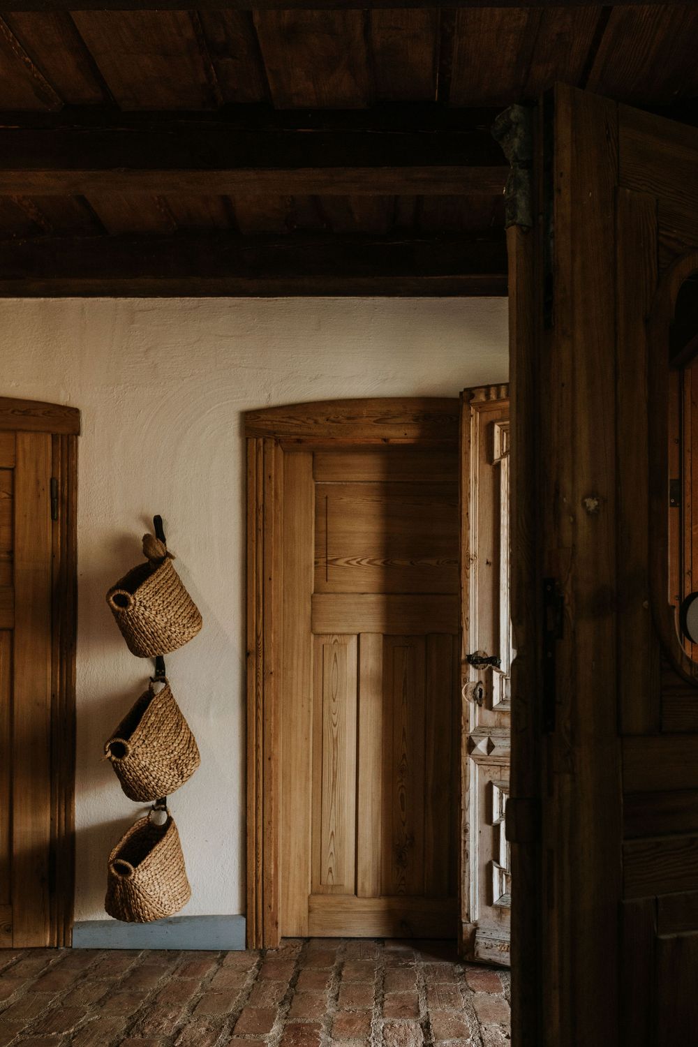 Drewniane drzwi starego domu na Warmii.
Wooden doors of the old house in Warmia, Poland.