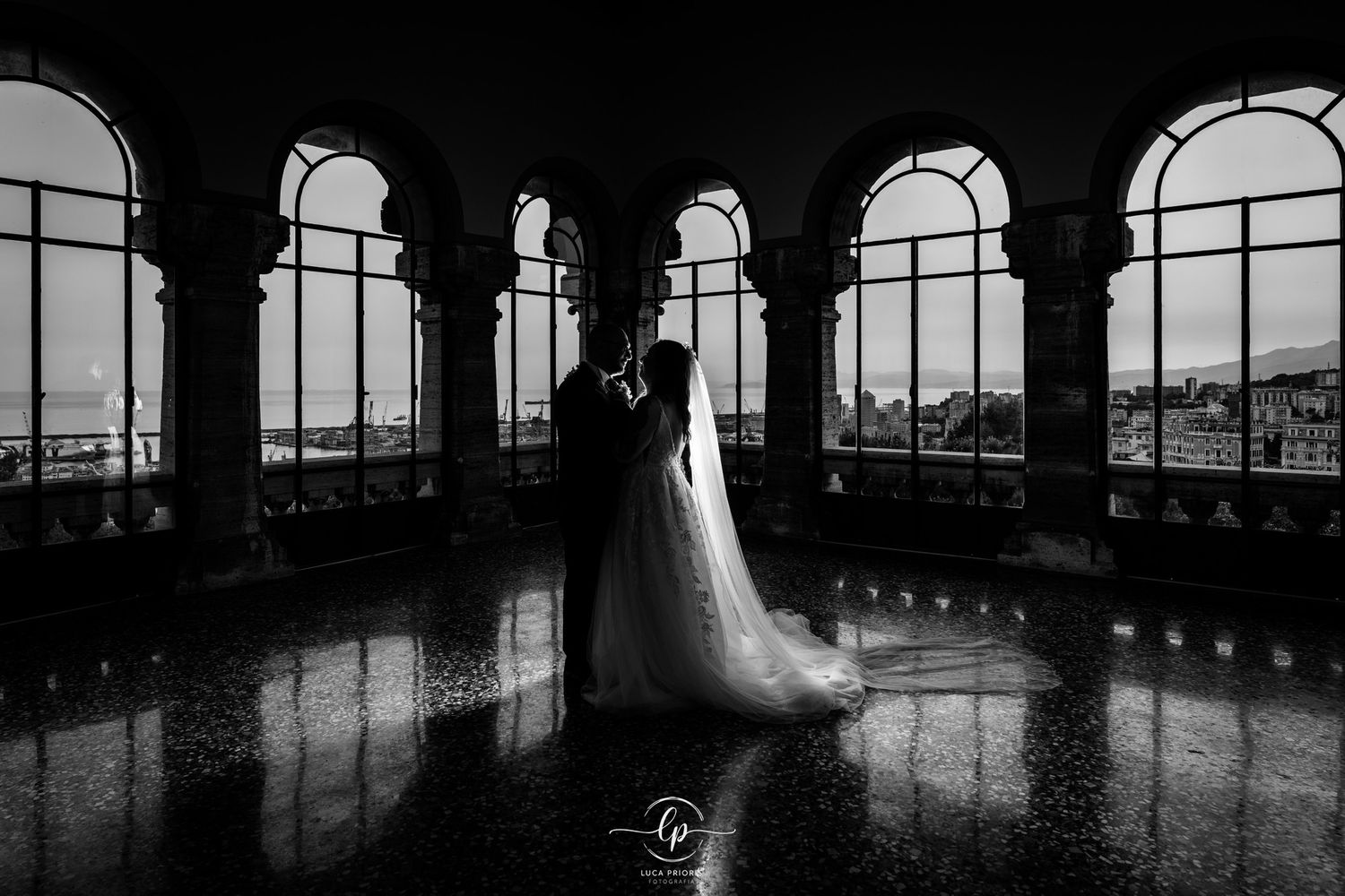 Ilaria e Mirko si baciano nella splendida terrazza di Castello Bruzzo a Genova
