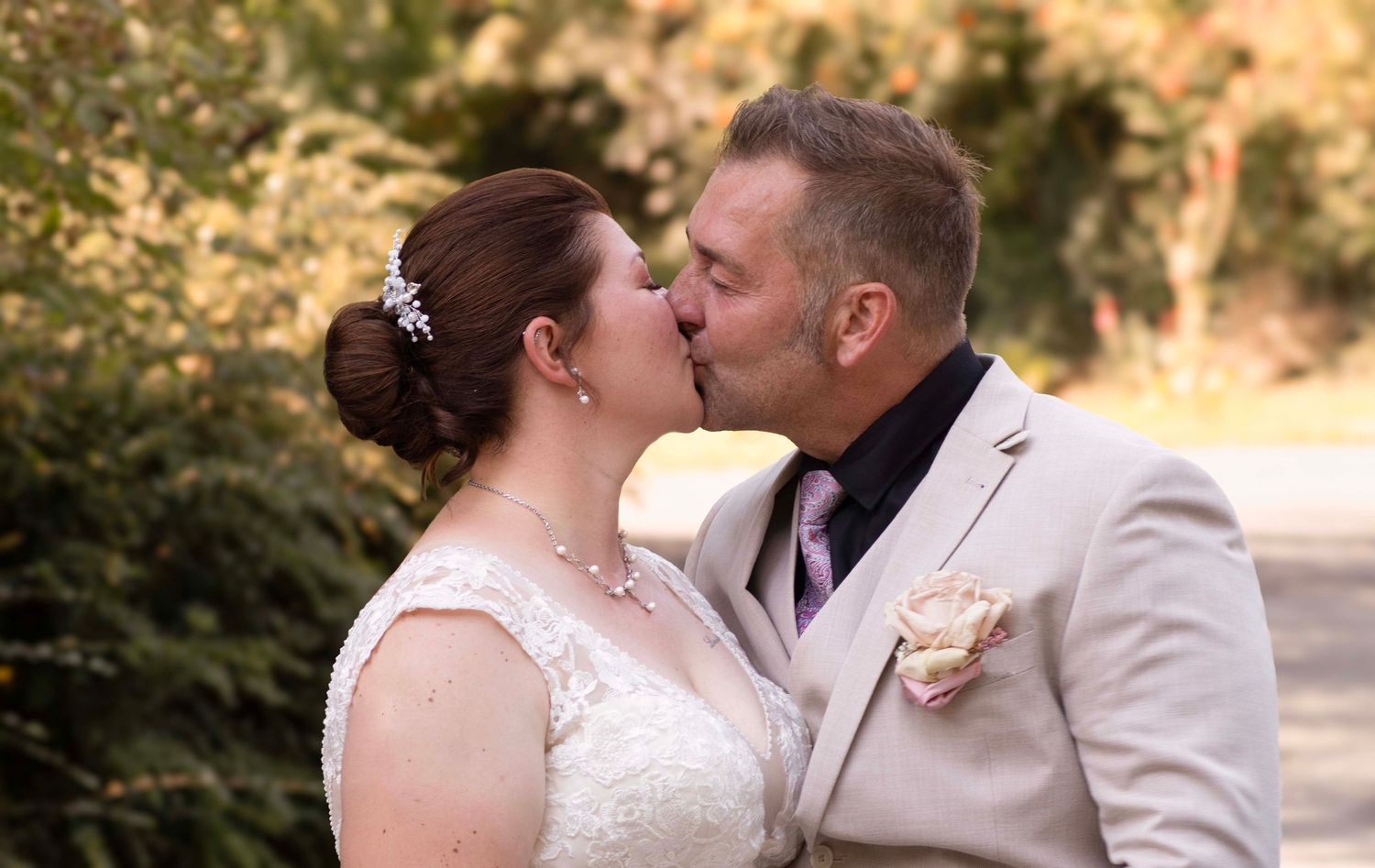 Brautpaar küsst sich bei einer Hochzeit im Grünen in der Region Hannover – emotionale Hochzeitsfotografie