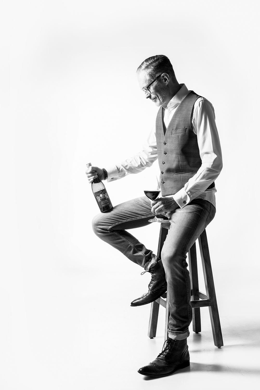 Portrait eines Sommeliers im Studio, stilvolle Businessfotografie für Weinhandel, Gastronomie und professionelle Darstellung.