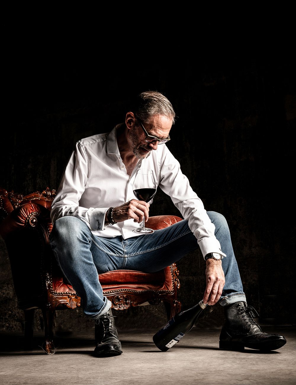 Sommelier im Fotostudio fotografiert, professionelle Portraits für Weinbranche, Corporate Branding und Lifestyle-Fotografie.