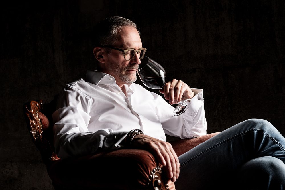 Studio-Portrait eines Sommeliers, authentische Businessfotografie für Weinhandel, Restaurant und Unternehmensprofil.