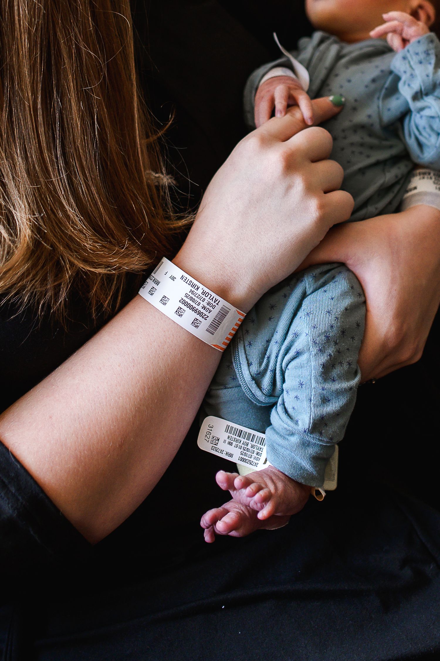 Close photo of newborn and mom from a first 48 photo session by luisperezphotos.com in Knoxville, TN