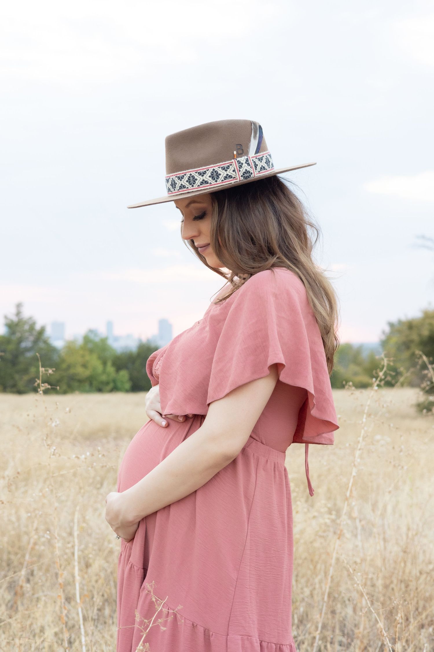 DFW maternity photographer taking maternity photos in Fort Worth Texas