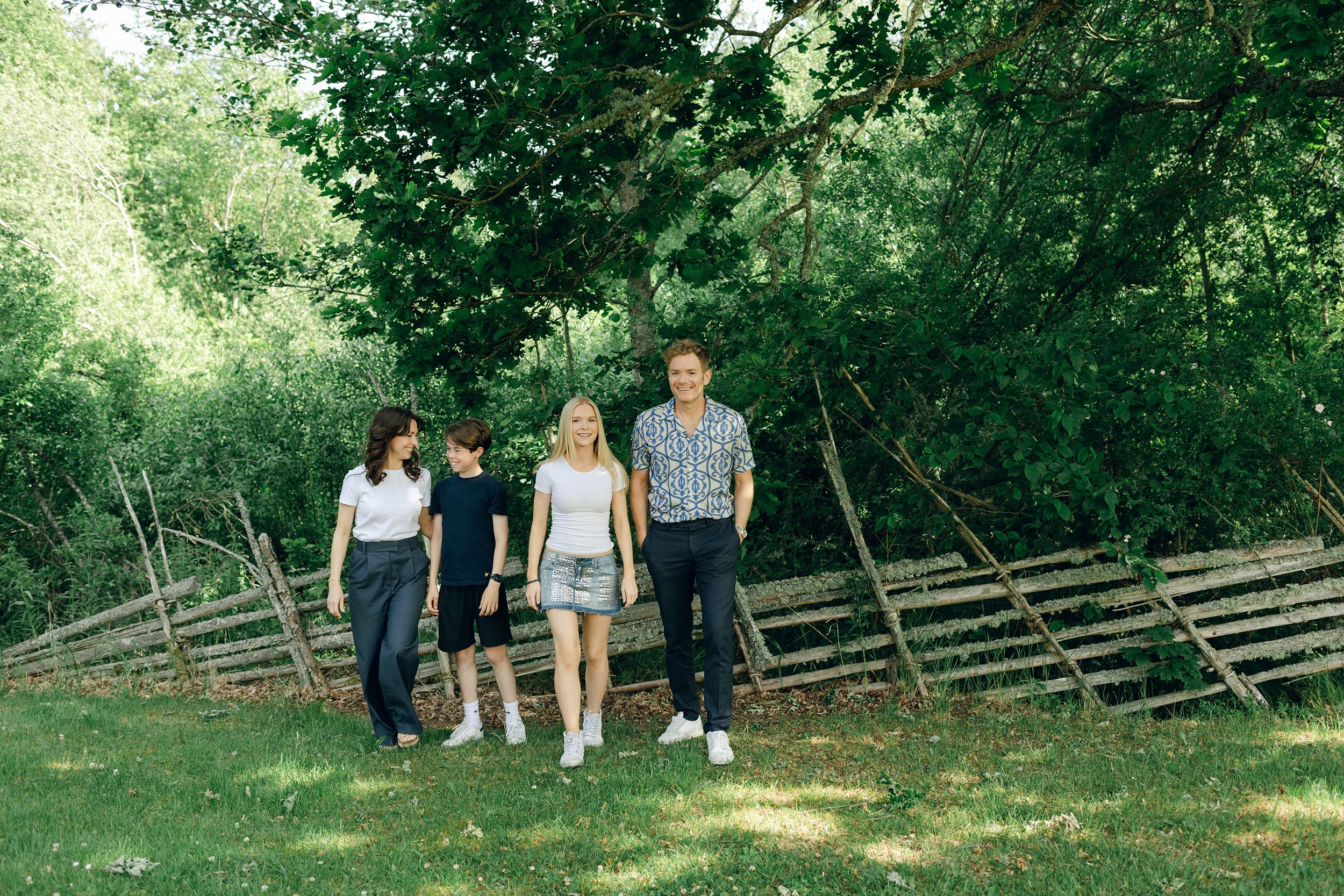 Familjefotografering med Peter, Lydia, Millie och Hayden Johansson efter som sommarkonsert. Fotograf Rebecca Nordin.